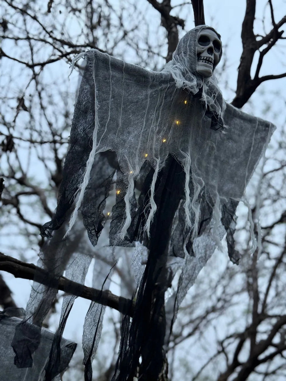 1PCS Halloween Skeleton Ghost Decoration Ghost with LED Halloween Decoration LED String Lights for Outdoor Use in Gardens