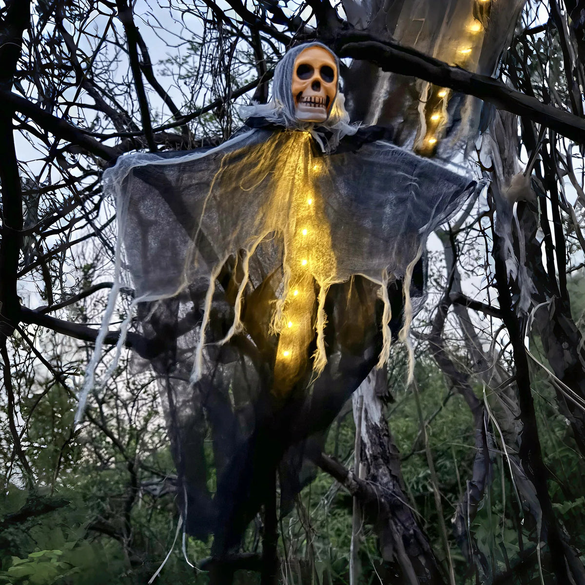 1PCS Halloween Skeleton Ghost Decoration Ghost with LED Halloween Decoration LED String Lights for Outdoor Use in Gardens